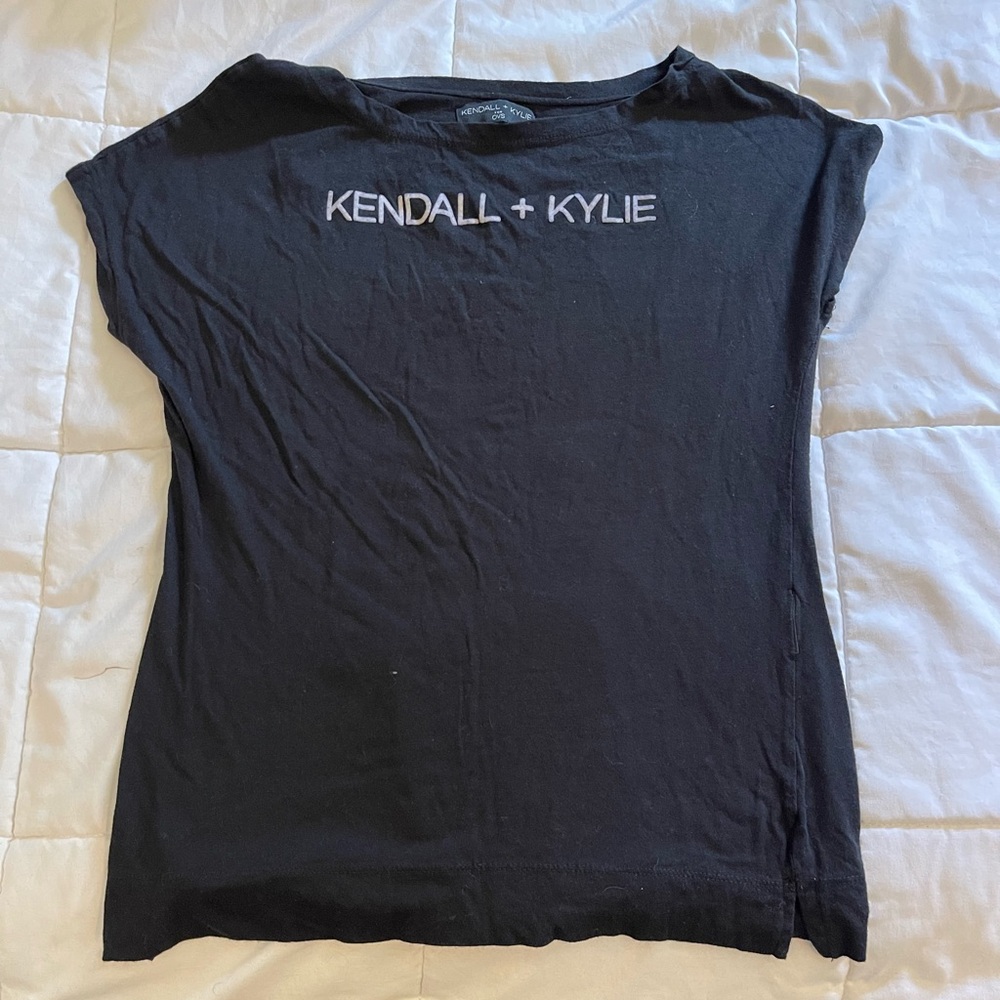 Kendall & Kylie - Black T-Shirt - SIZE S